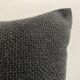 Coussin en natté de laine proche Kvadrat noir