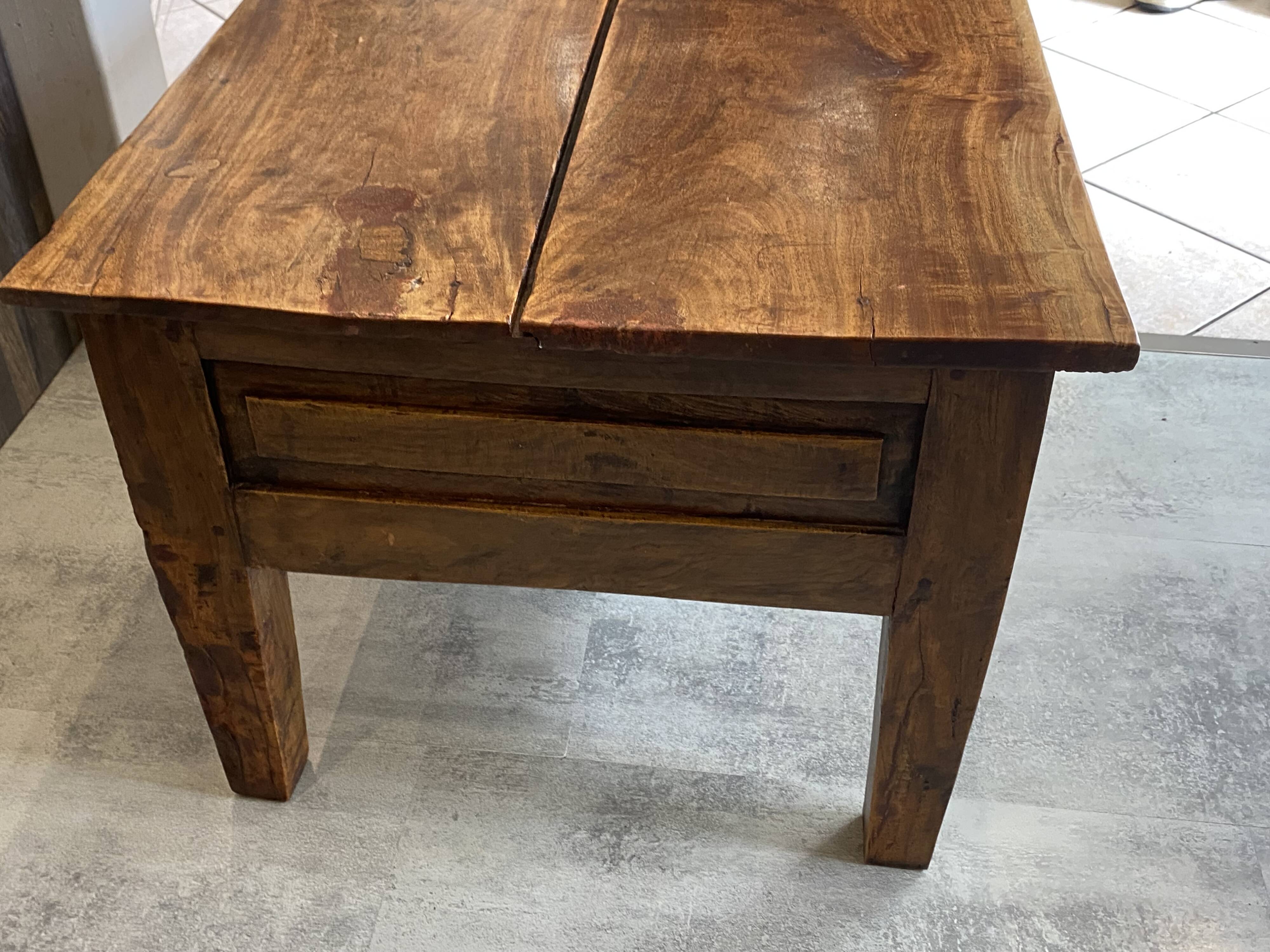 Rustic farmhouse coffee table made of solid wood with 2 drawers from the 1930s.