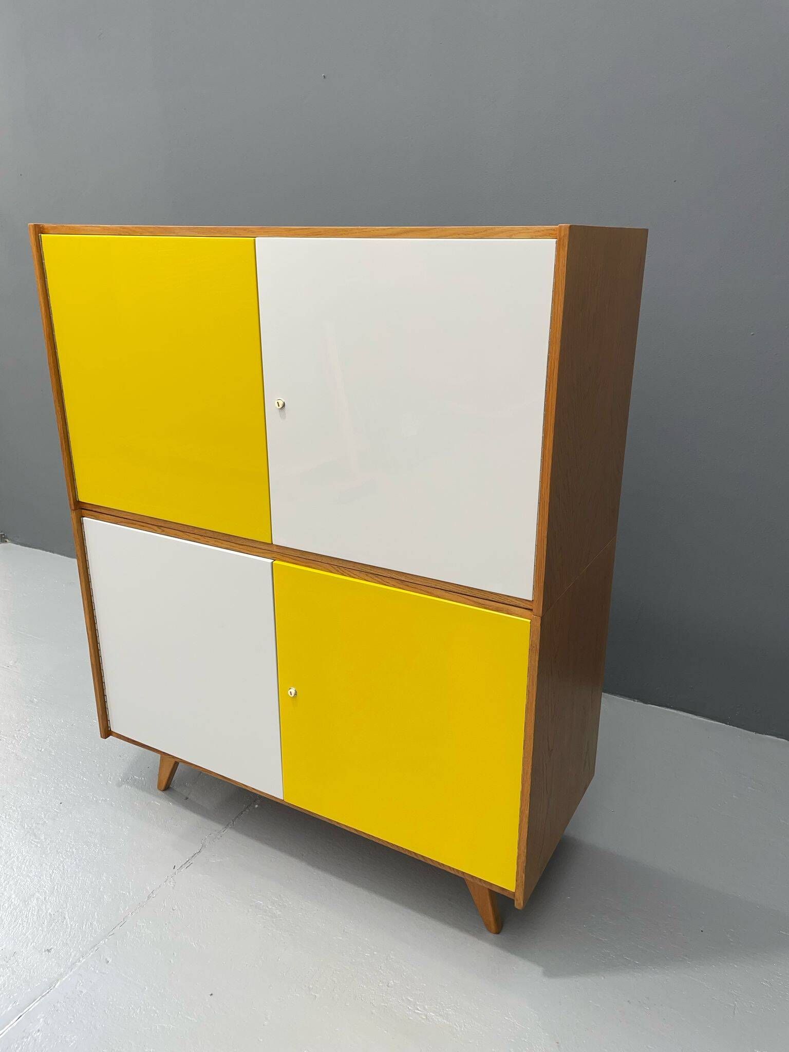 Armoire U-450 en placage de chêne, variante jaune et blanc, Jiří Jiroutek pour Inte