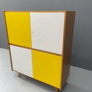 Armoire U-450 en placage de chêne, variante jaune et blanc, Jiří Jiroutek pour Inte