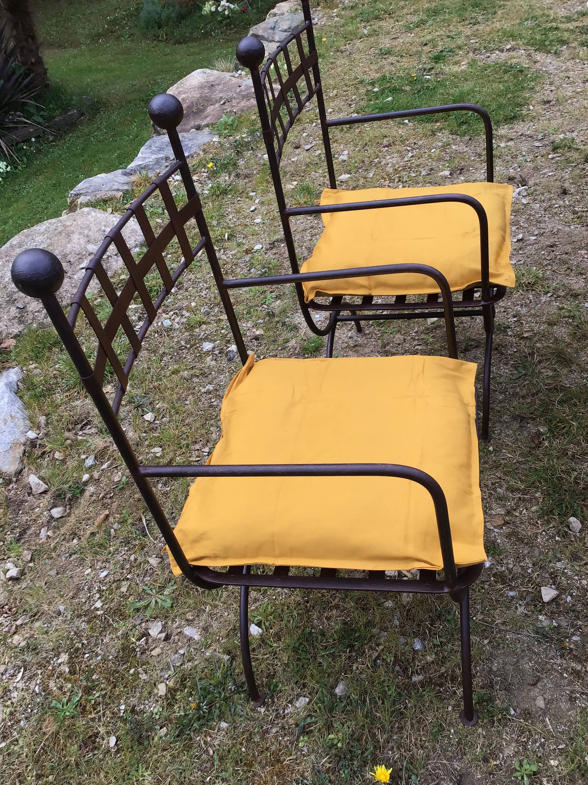 Table & 6 wrought iron chairs, 6 cushions