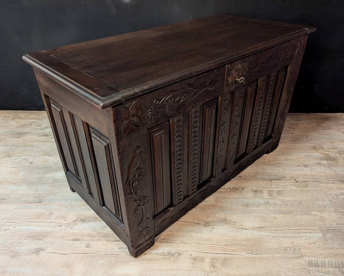 Coffre catalan en bois sculpté XVIIIe siècle