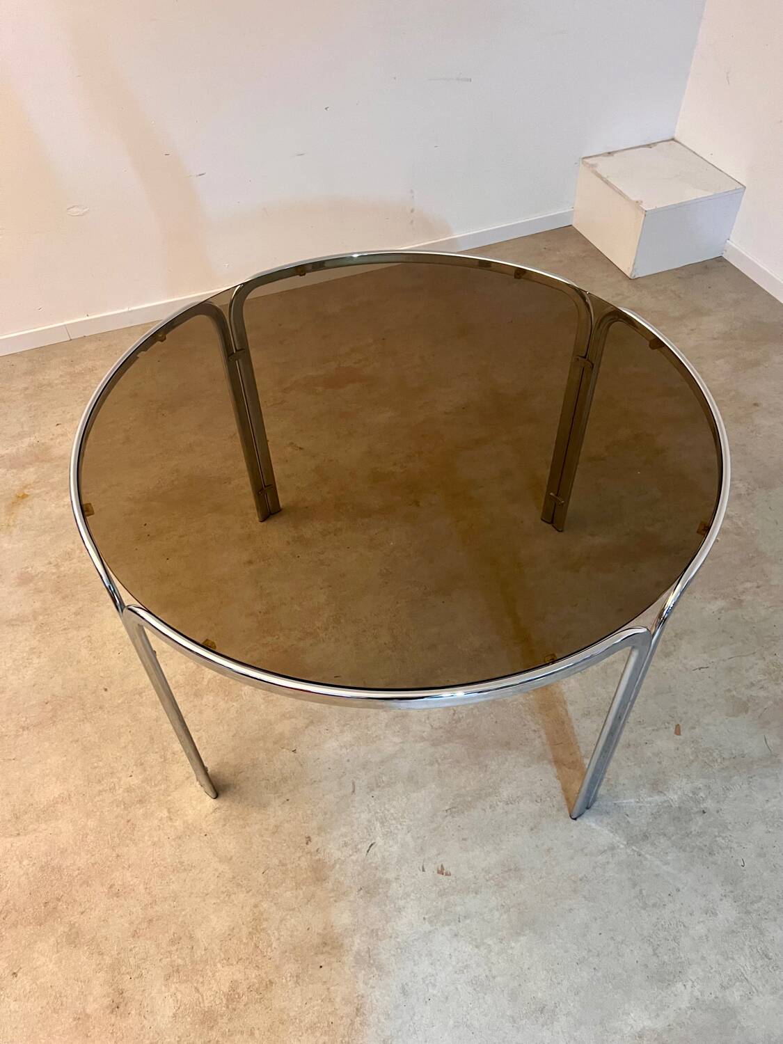 Table ronde vintage tubulaire en métal et verre fumé design année 70