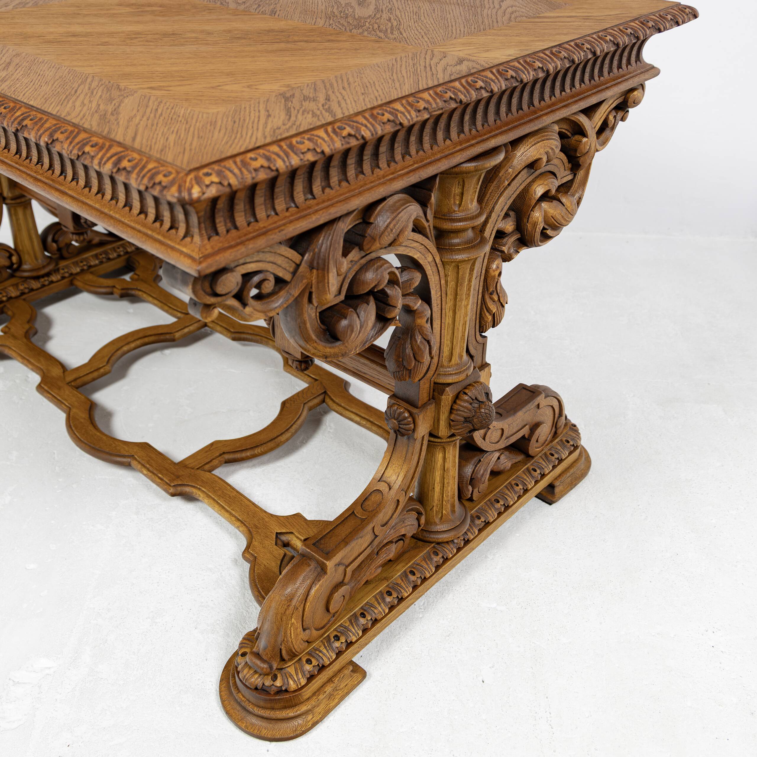 Table de bureau Néorenaissance en chêne 1880-1900
