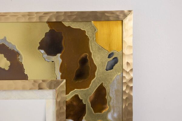 Miroir en marqueterie de laiton oxydé et patiné. Travail d’artiste