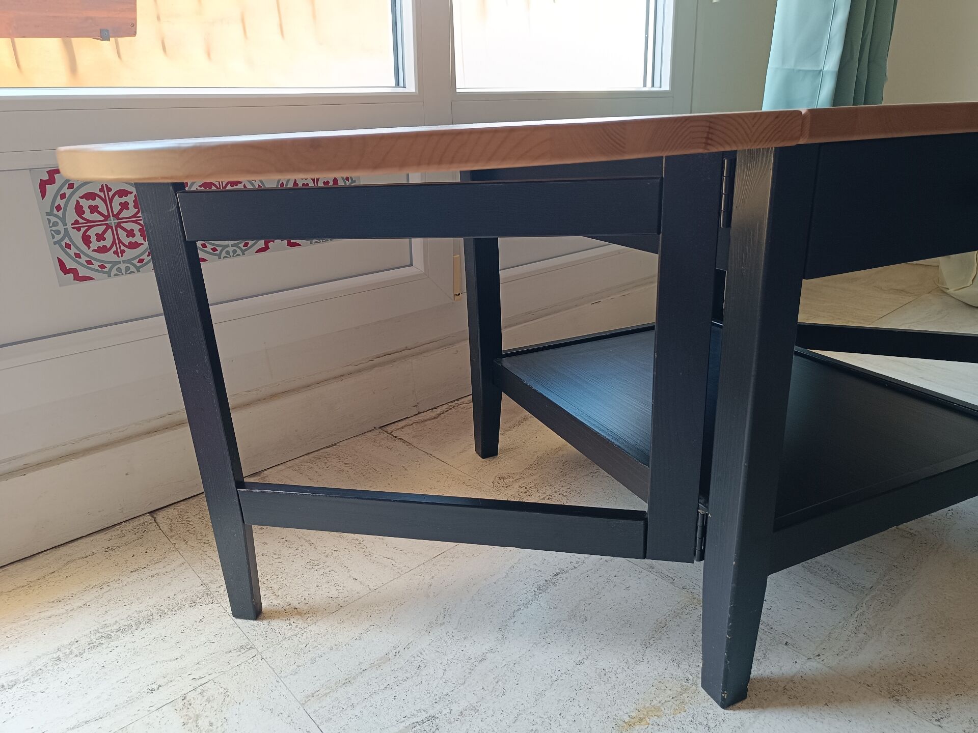 Retractable coffee table