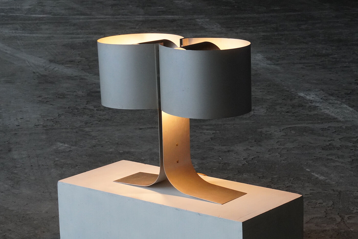 Lampe de table en aluminium rare conçue par Giuliano Cesari pour New Lamp, Italie, années 1970.