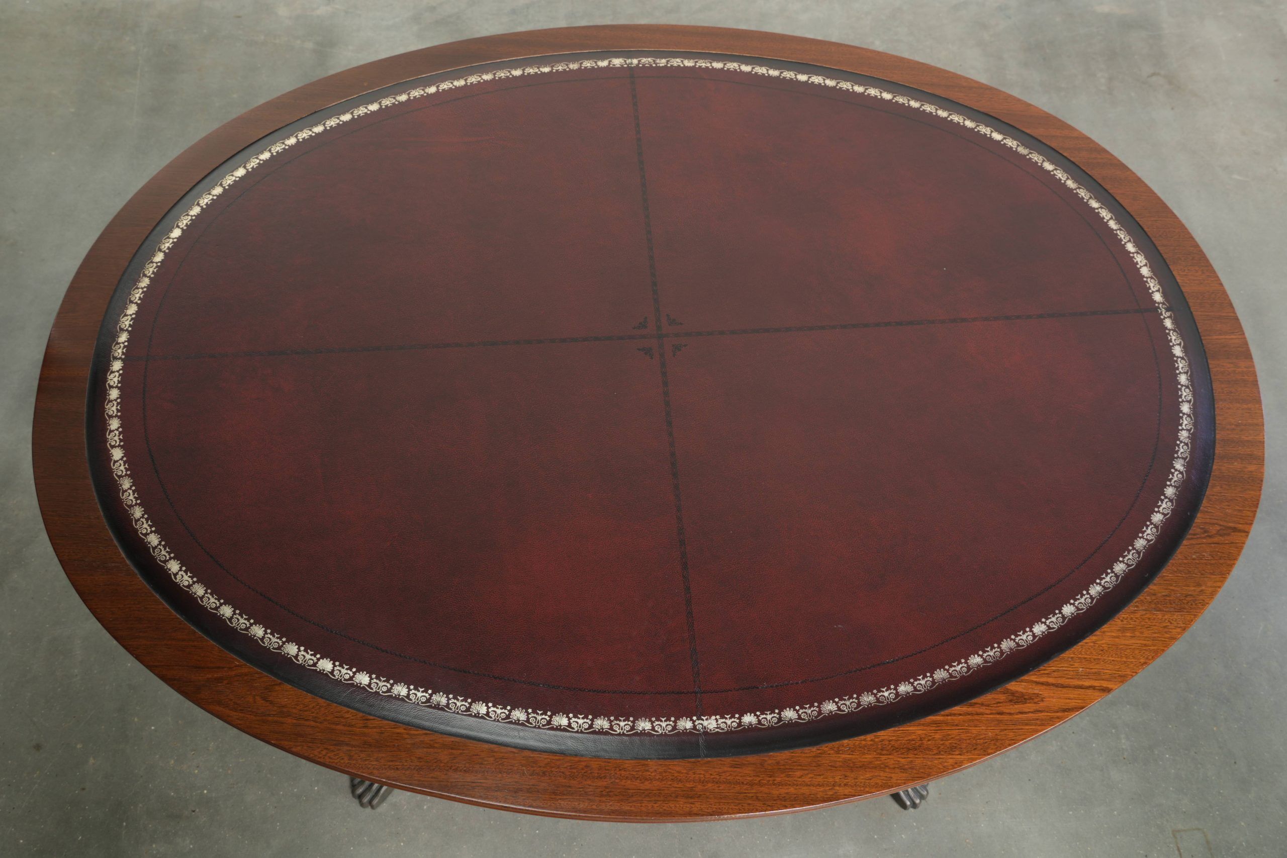 Table basse avec un plateau en cuir rouge de style anglais du 20e siècle.