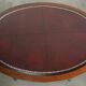 Table basse avec un plateau en cuir rouge de style anglais du 20e siècle.