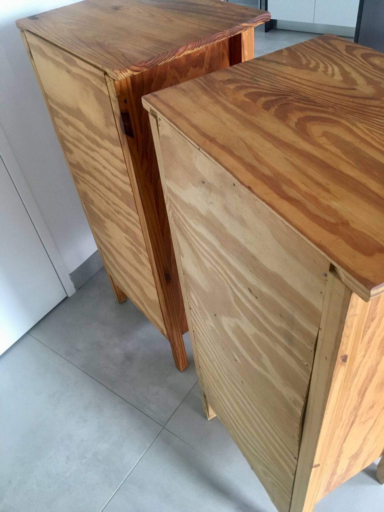 Paire de  chiffoniers 5 tiroirs en pin  . années 80