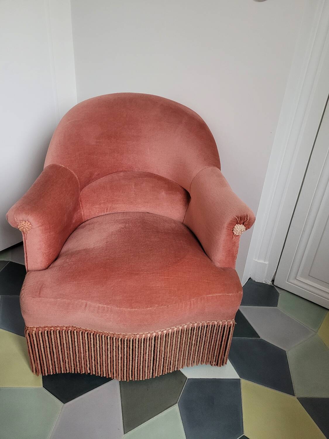 Pink velvet toad armchair with footrest