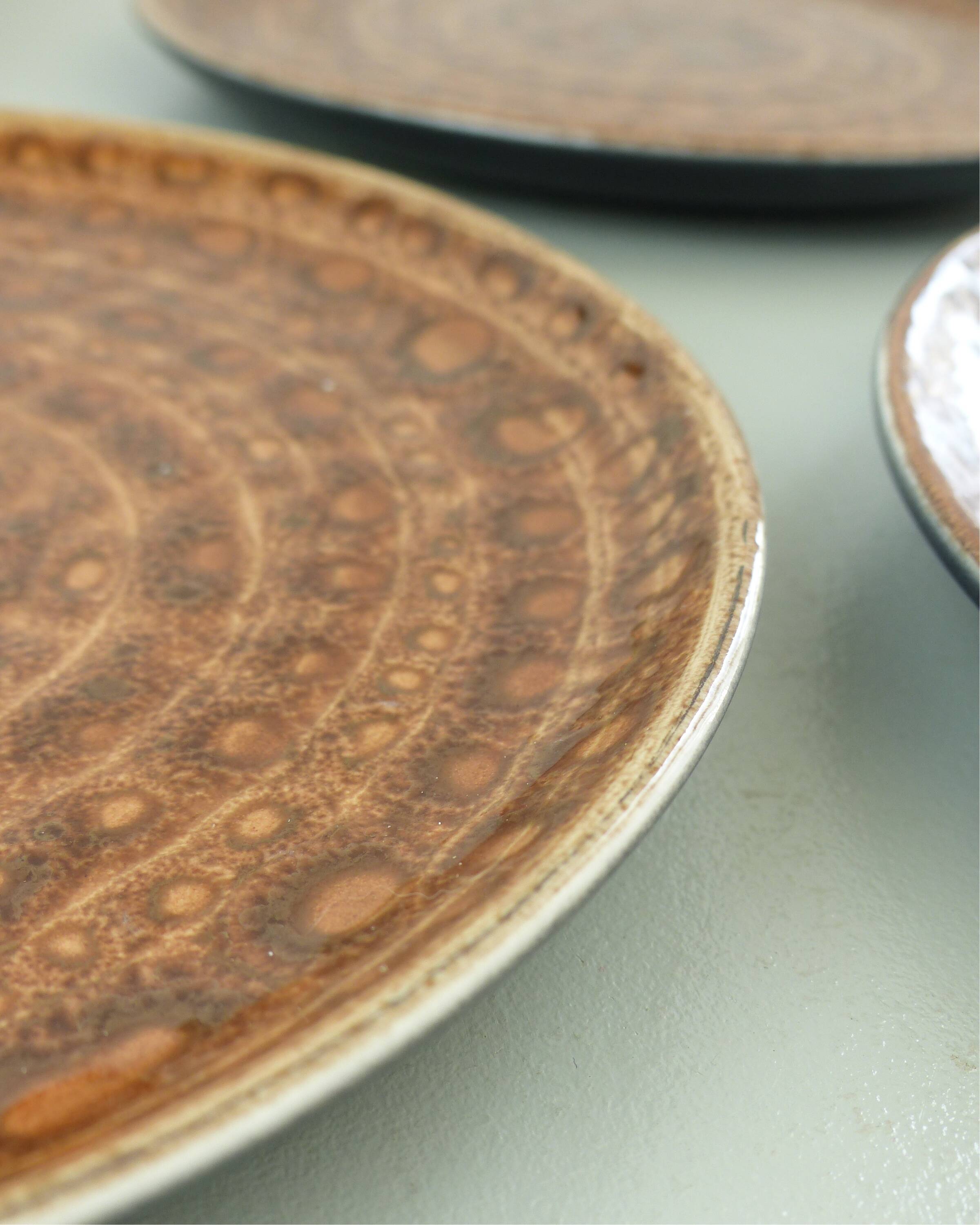 Set of 10 brown ceramic dinner plates