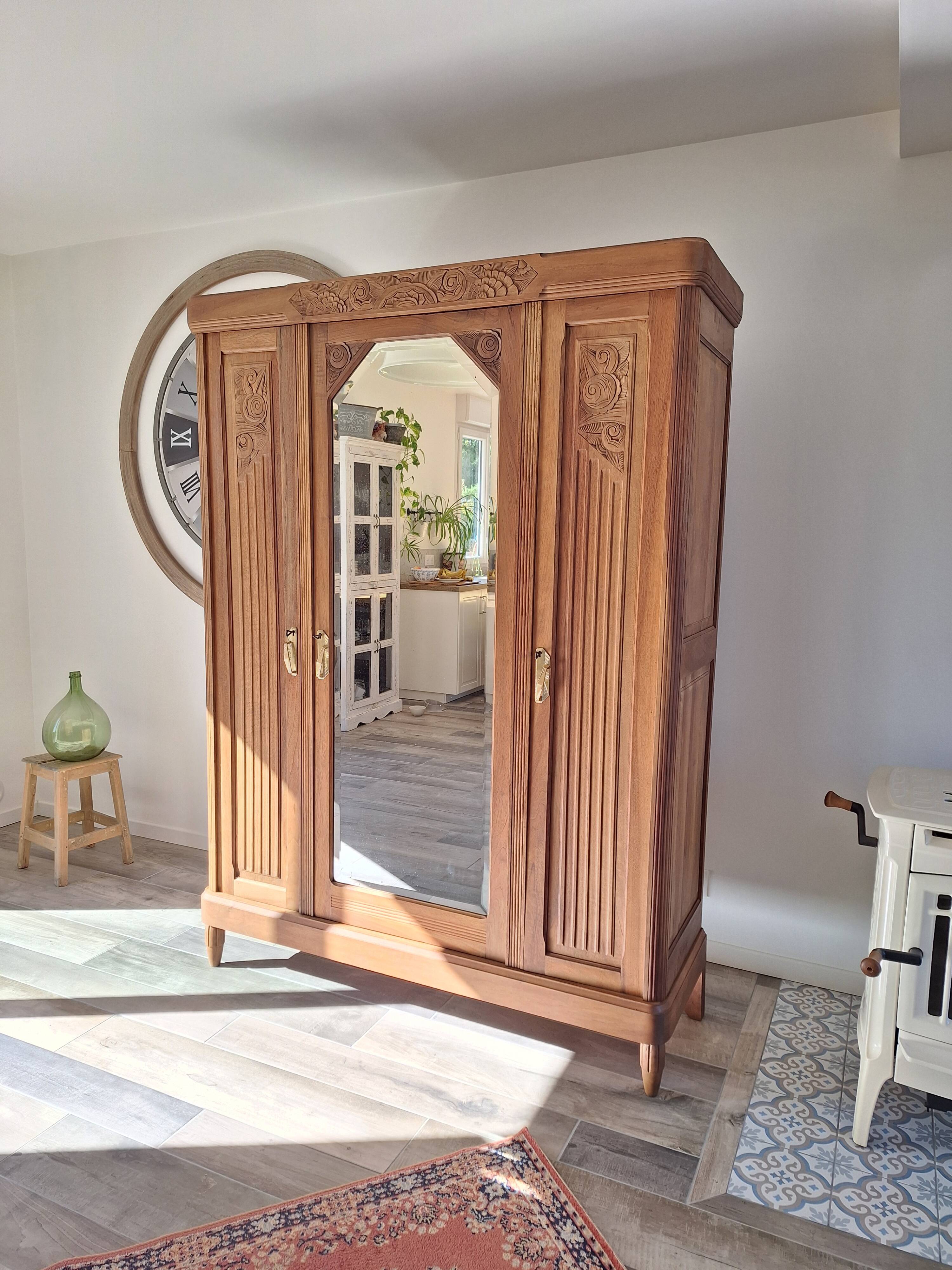 Armoire Art déco en noyer massif sculpté, 1930