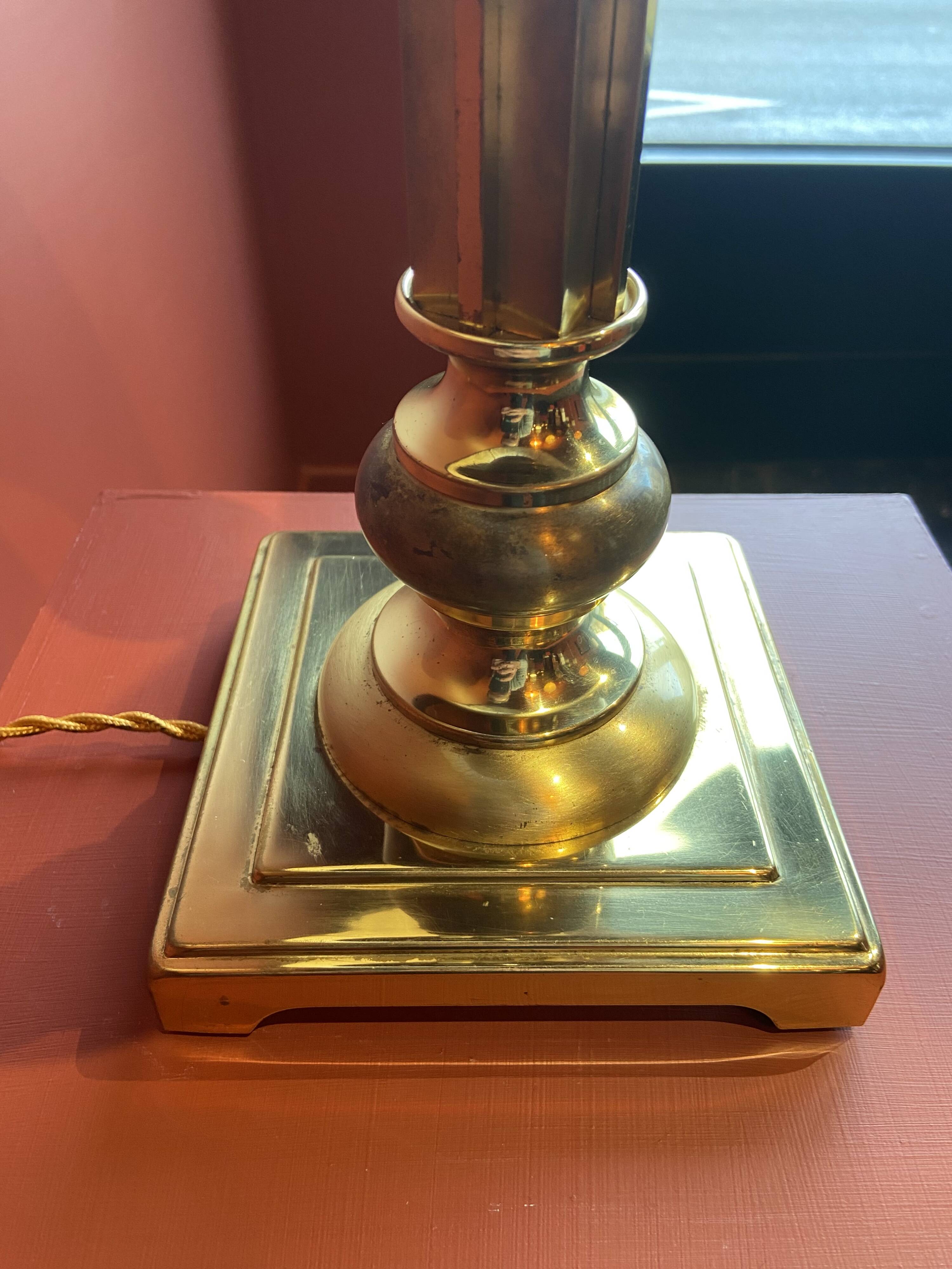 Lamp base in gilded brass, oval silk lampshade with a checkered pattern in burgundy.