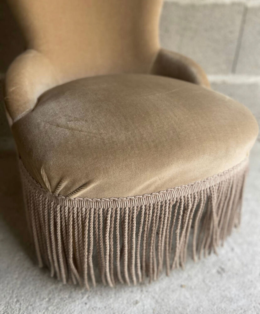 Petit fauteuil crapaud ancien en velours beige