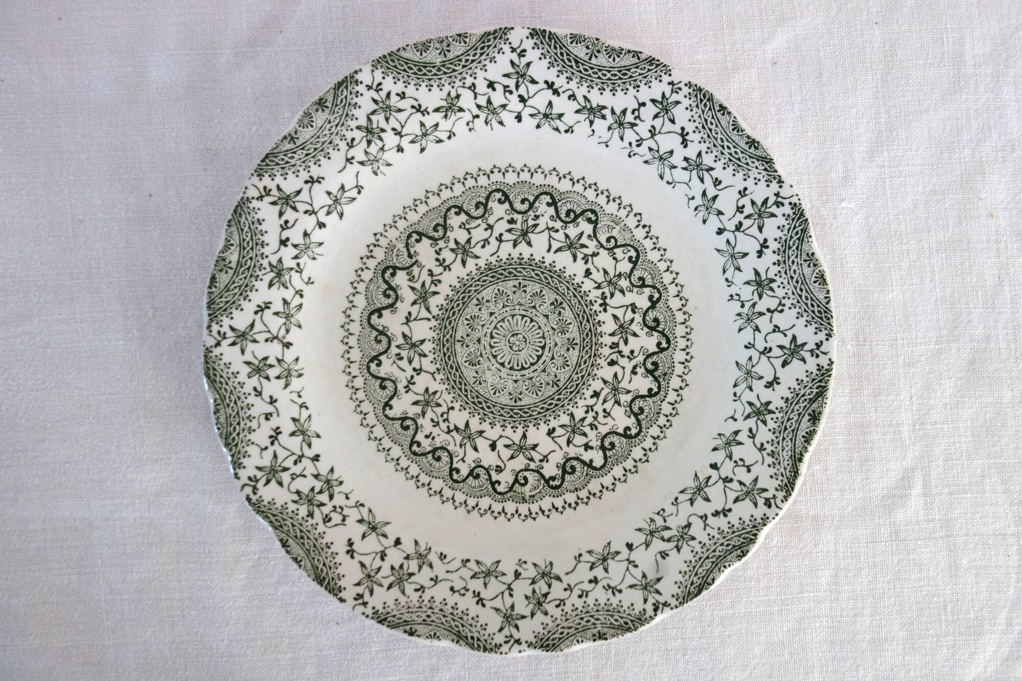 8 dessert plates in Fine Ware earthenware