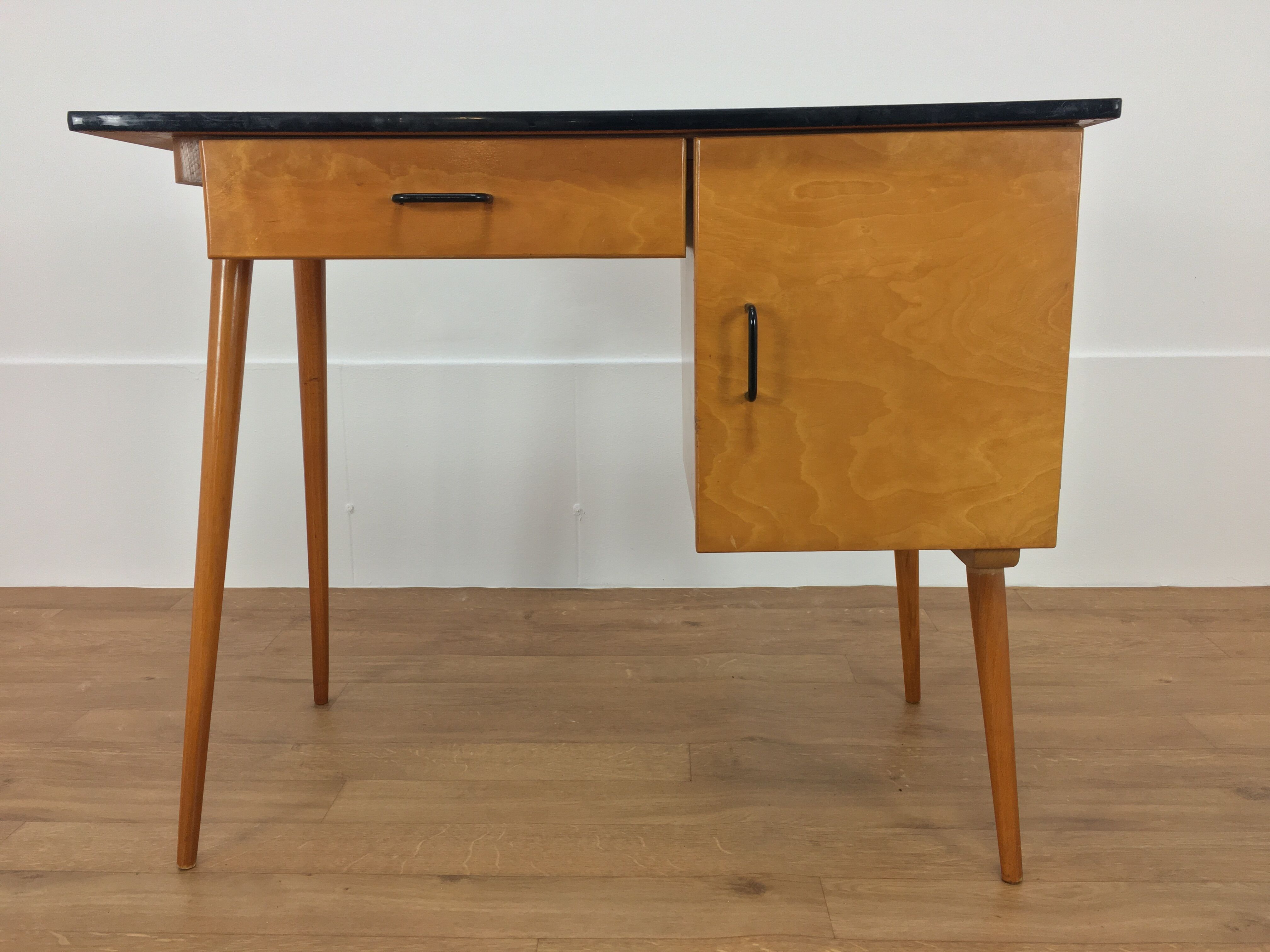 Bureau et chaise Baumann Pégase rouges, pieds compas