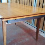 Extendable teak table