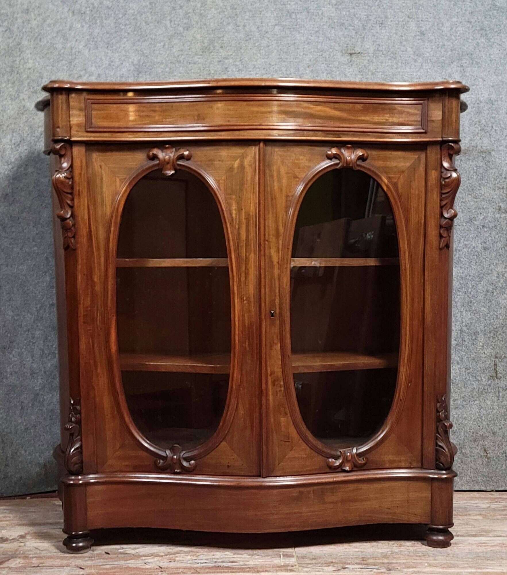 Superb curved display cabinet from the Napoleon III period in mahogany