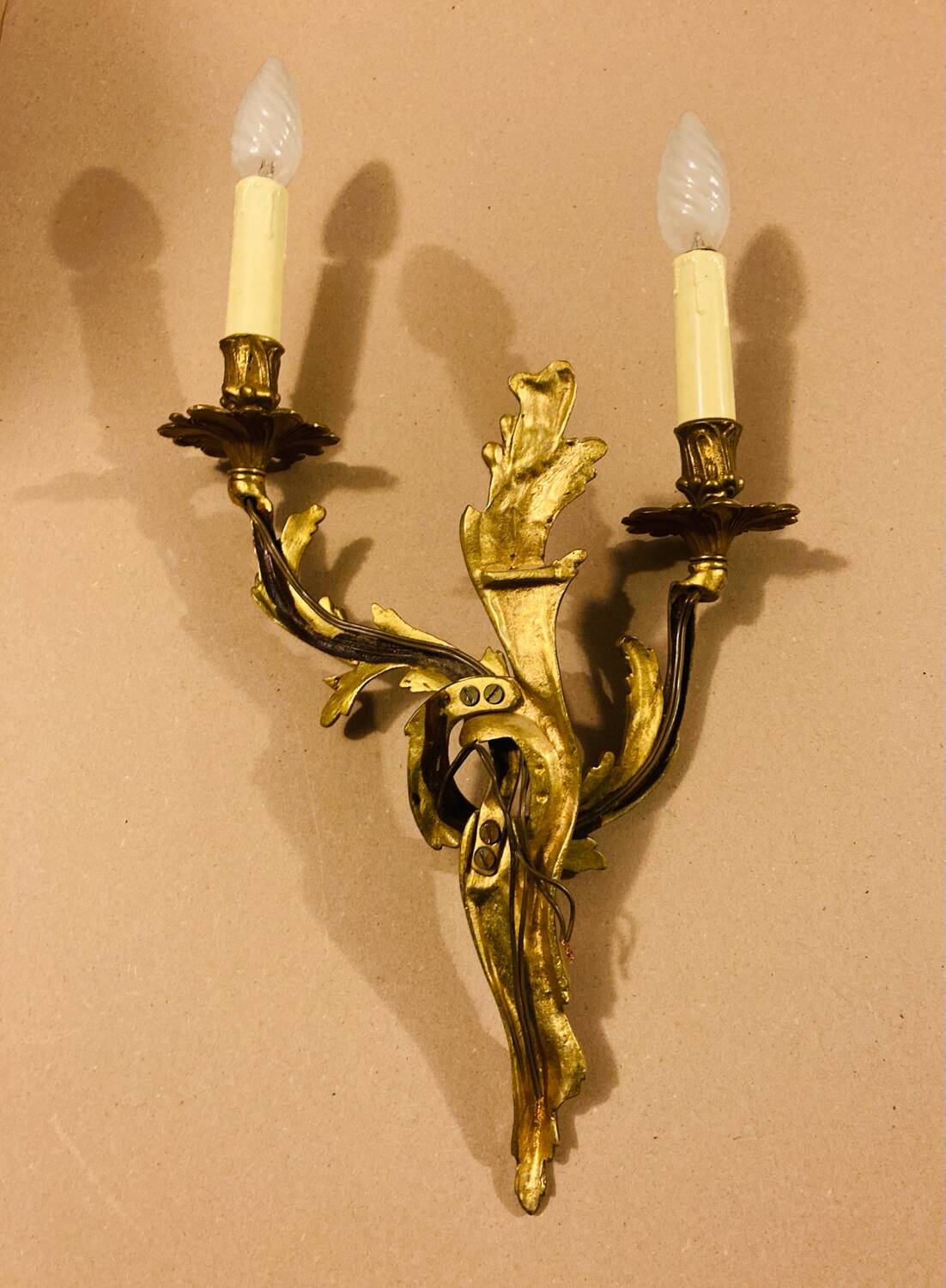 Louis XV Style wall light in gilded bronze from the 20th century decorated with acanthus leaves.