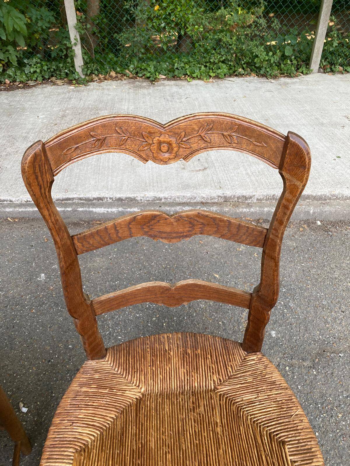 2 chaises bois massif chêne sculpté et paille Louis XV
