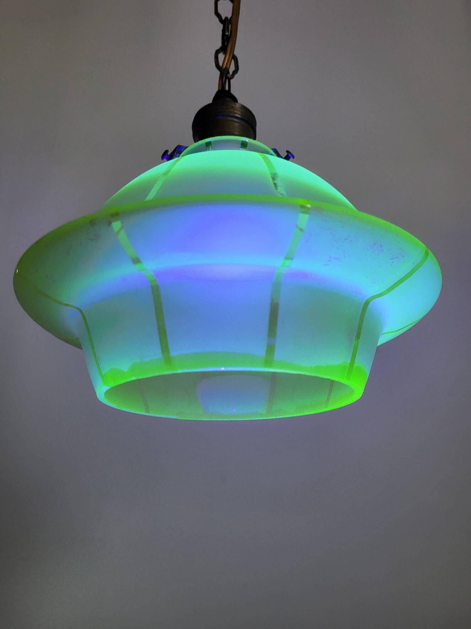 Lampe à main art déco en glaçure d’uranium; symmetrisch gelijnd, Belgique