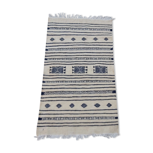 Tapis blanc et bleu traditionnel