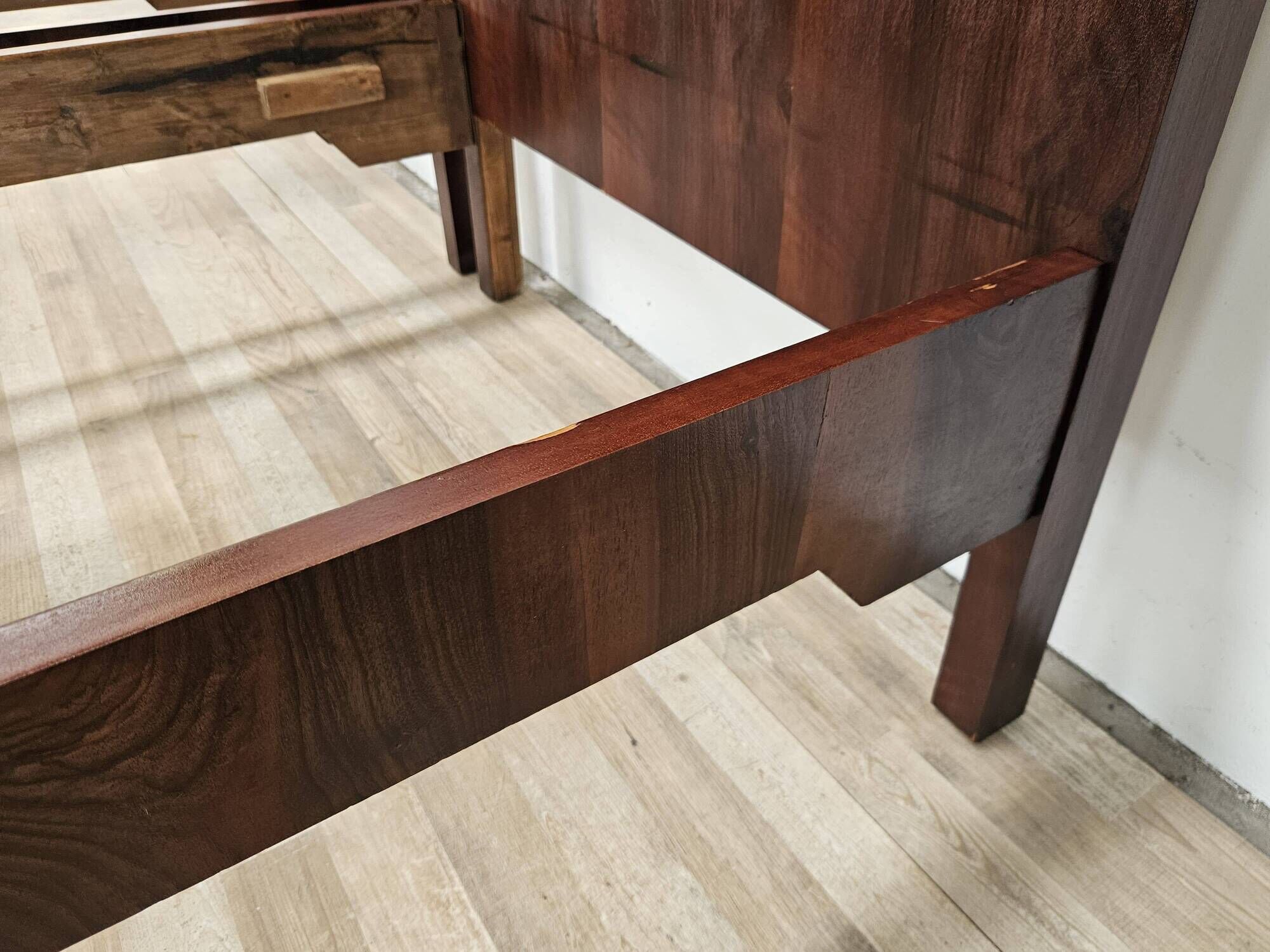 Pair of Art Decò single beds in mahogany and pink maple, 1940