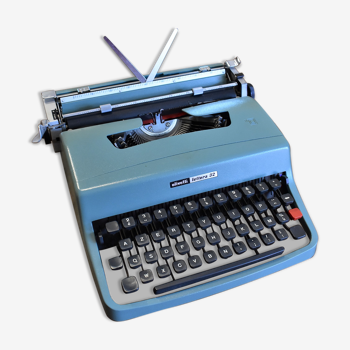 Typewriter Olivetti lettera 32