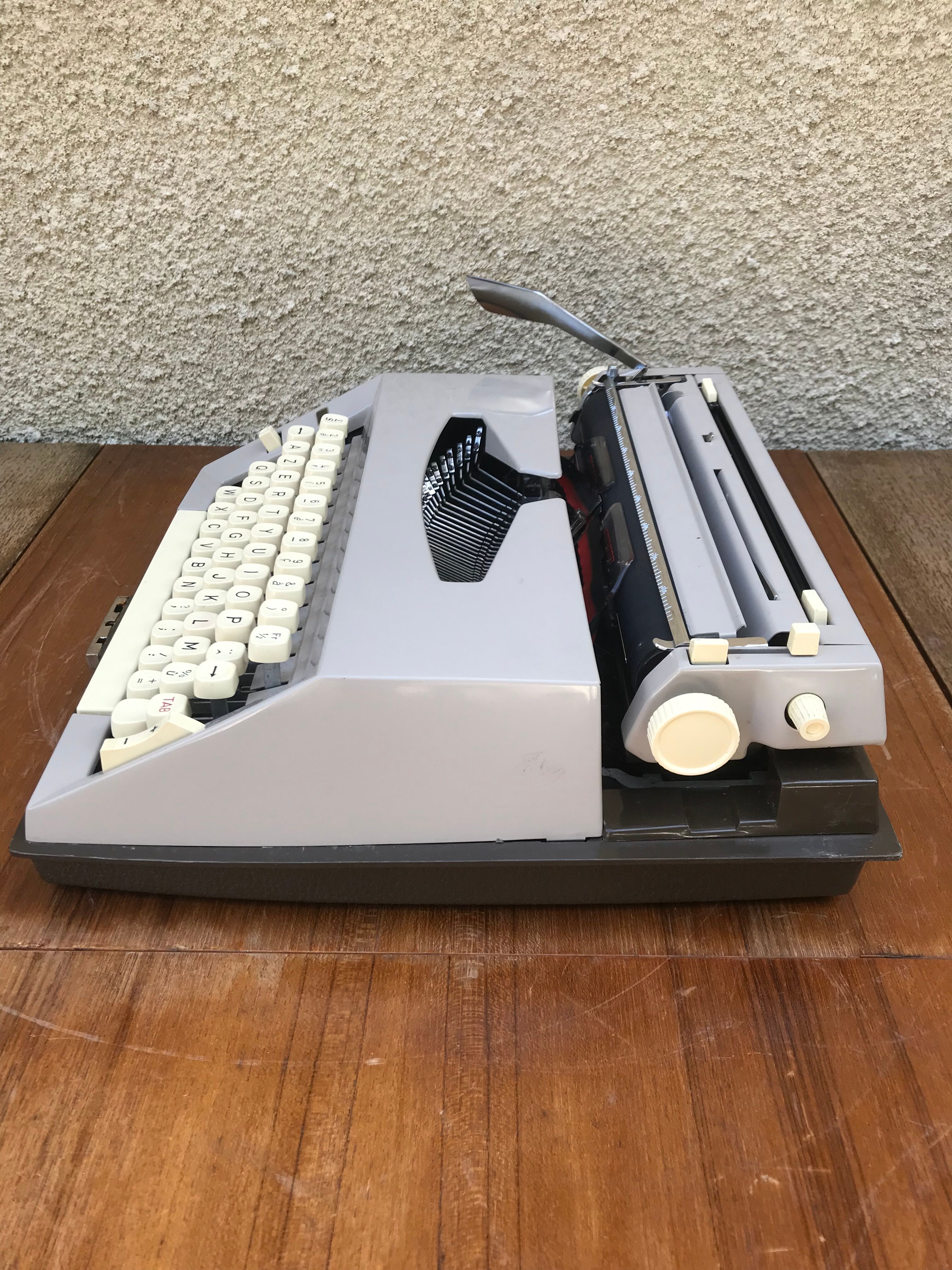 Former Scheidegger "princess matic" metal beige writing machine - vintage malle