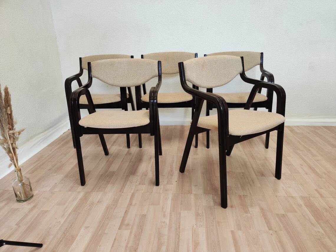 Chaise de salle à manger vintage en bois courbé : style milieu du siècle des années 1970, bois noir et tissu beige
