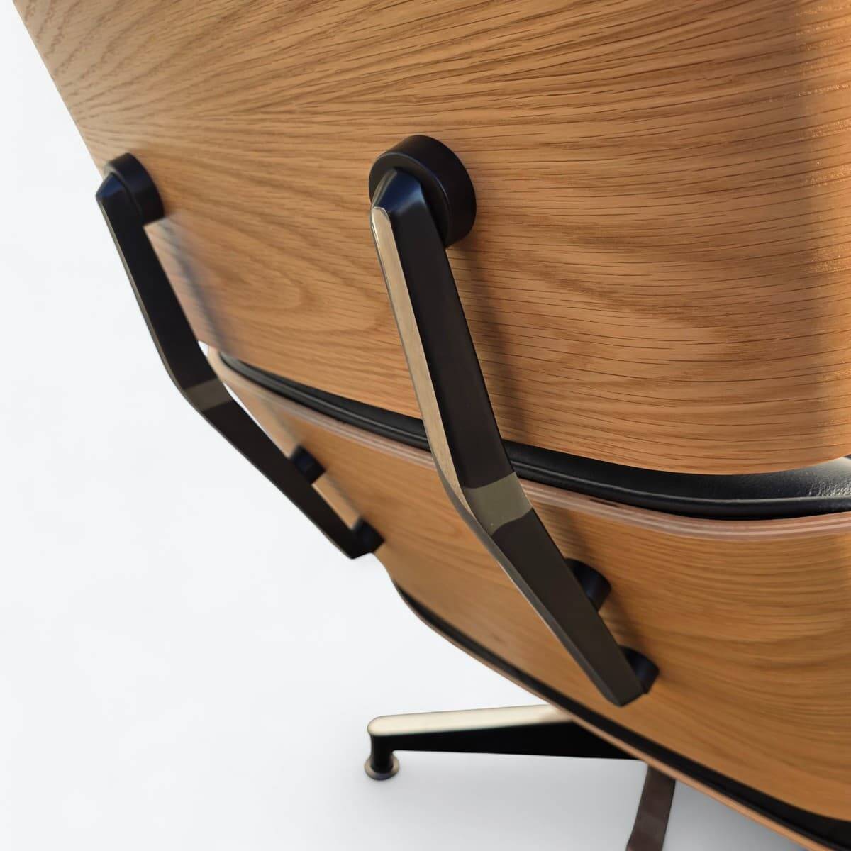 Fauteuil et repose-pieds hauts Herman Miller Original Eames, noir et chêne