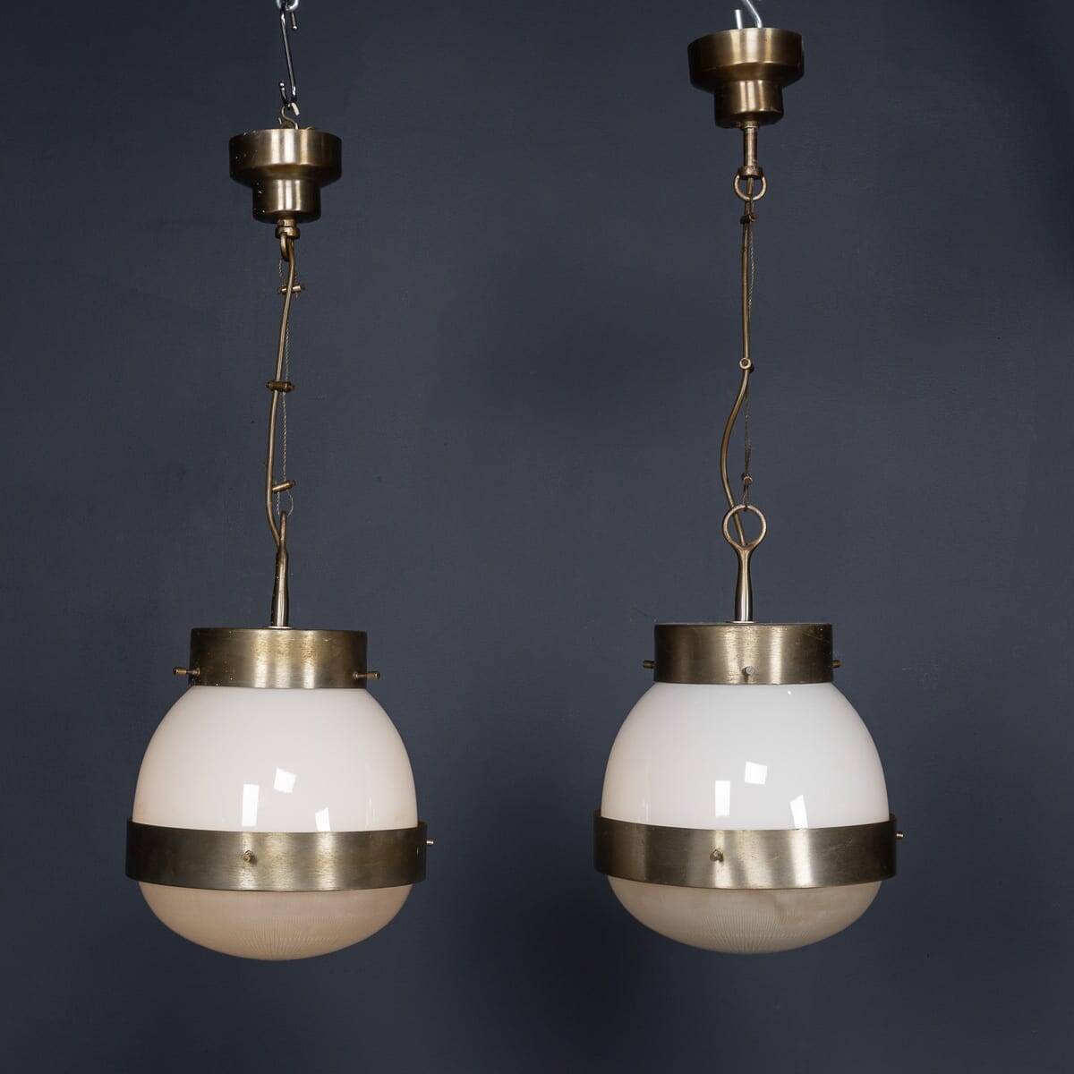 Paire de suspensions en opaline "Delta" italienne des années 1960 par Sergio Mazza.