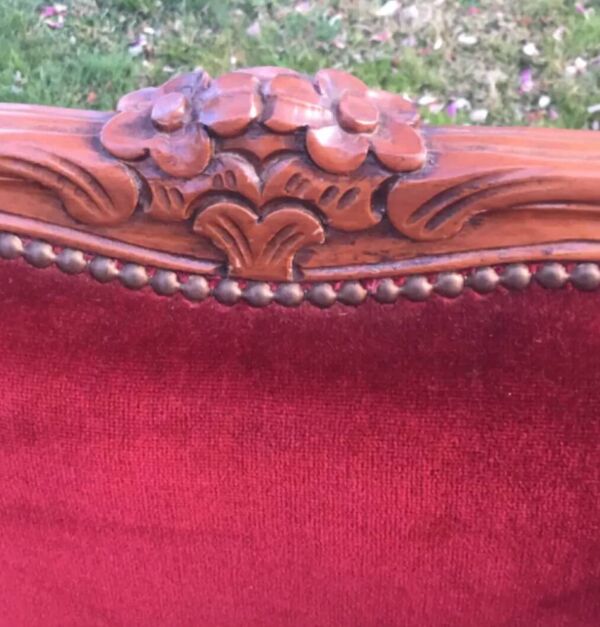 Bergère à oreilles de style Louis XV en bois sculpté