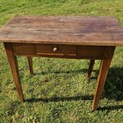 Table en bois avec un tiroir