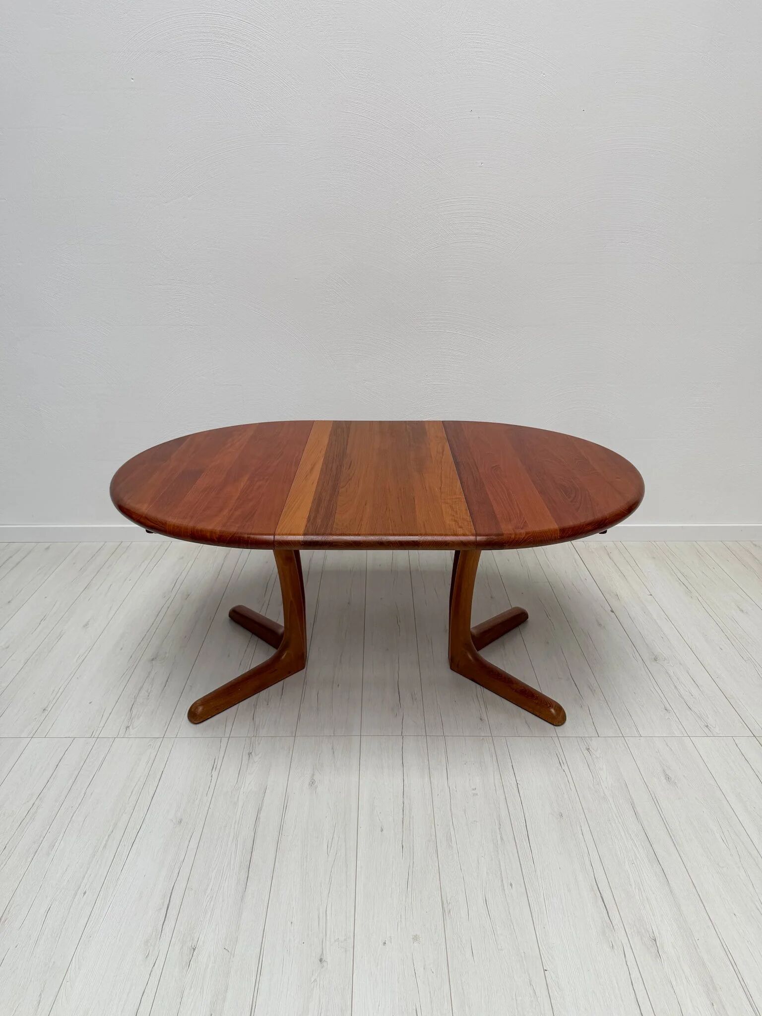 1970s vintage Danish round teak extendable dining table by Langeskov Møbelfabrik