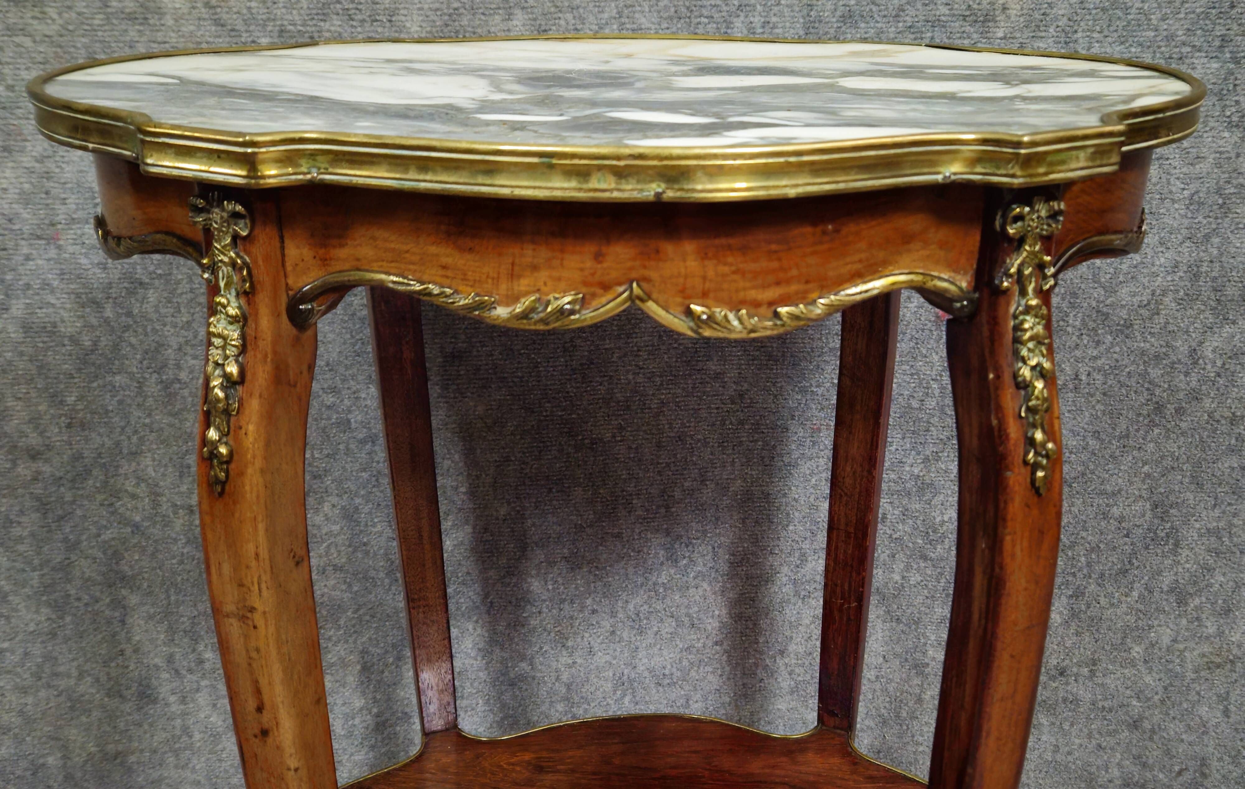 Display table - Louis XV style side table, finely crafted in mahogany.