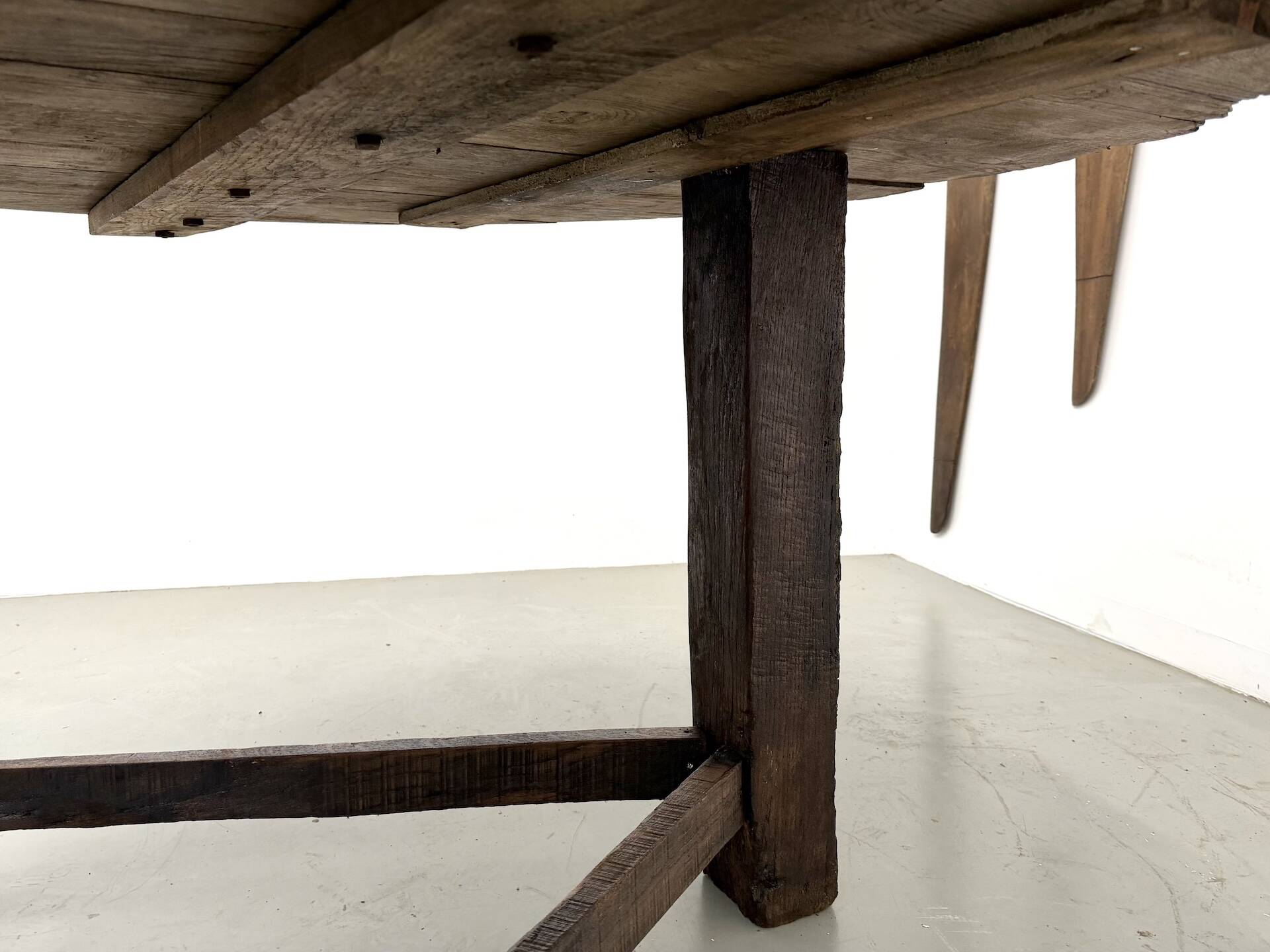 Round table in popular oak, circa 1880.