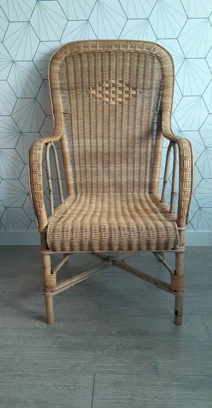 Fauteuil vintage en rotin tressé.