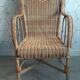 Fauteuil vintage en rotin tressé.