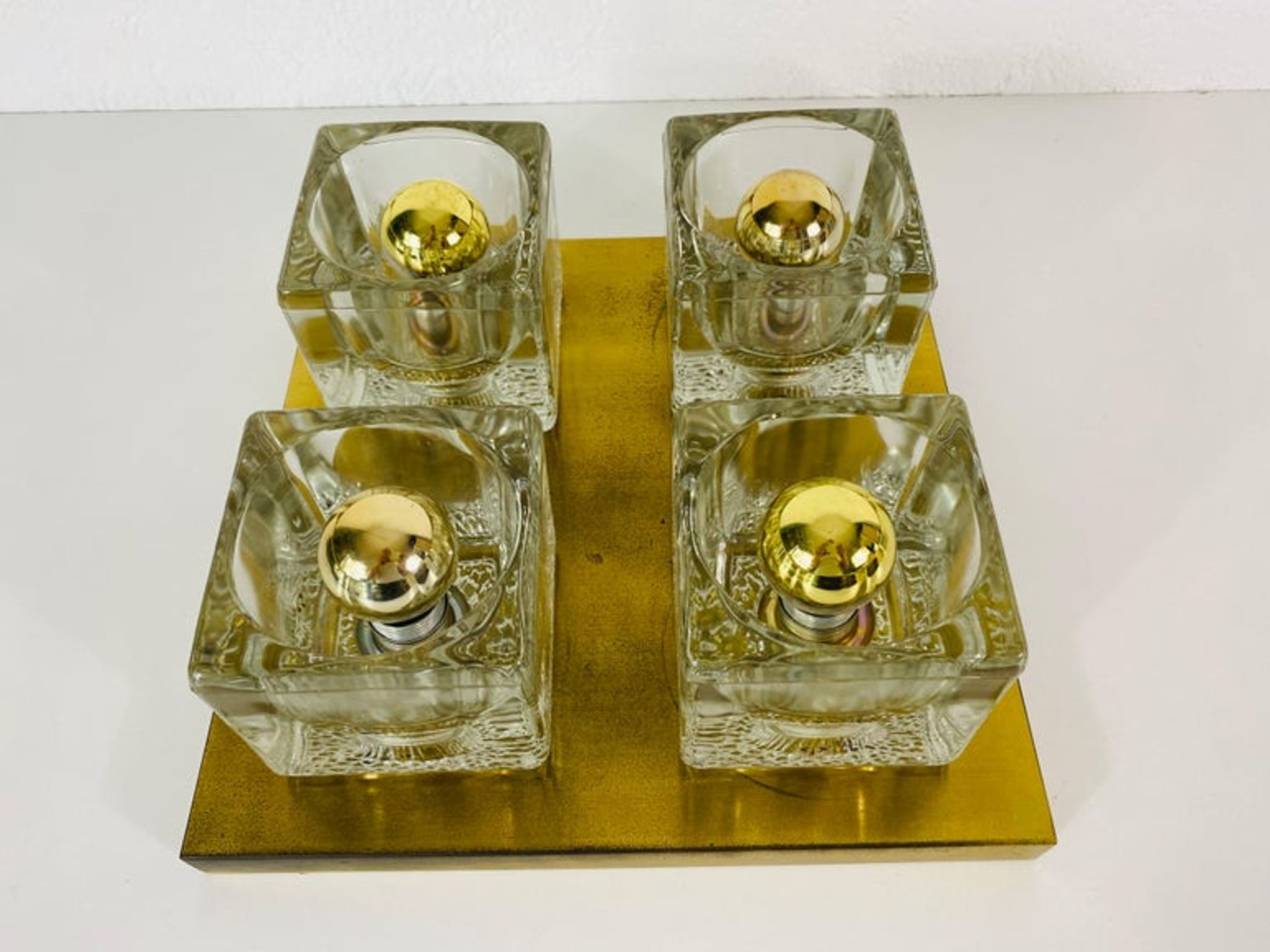Applique à cube en laiton et verre givré de Peill & Putzler 1970
