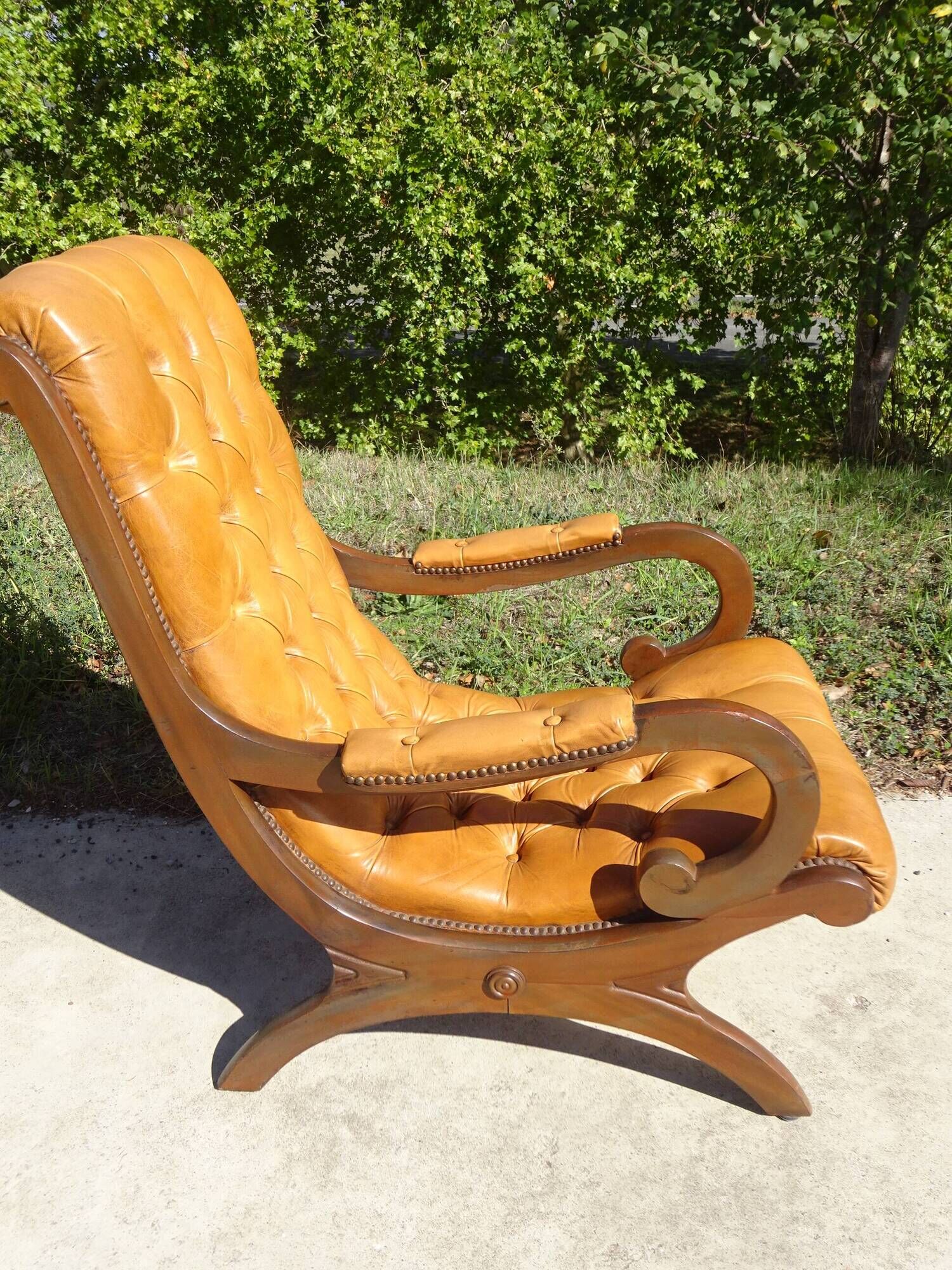 Fauteuils en bois et cuir capitonné, les 2