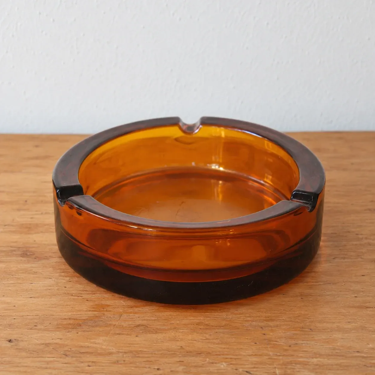 Vintage Italian round ashtray in thick amber glass – Ø 15 cm