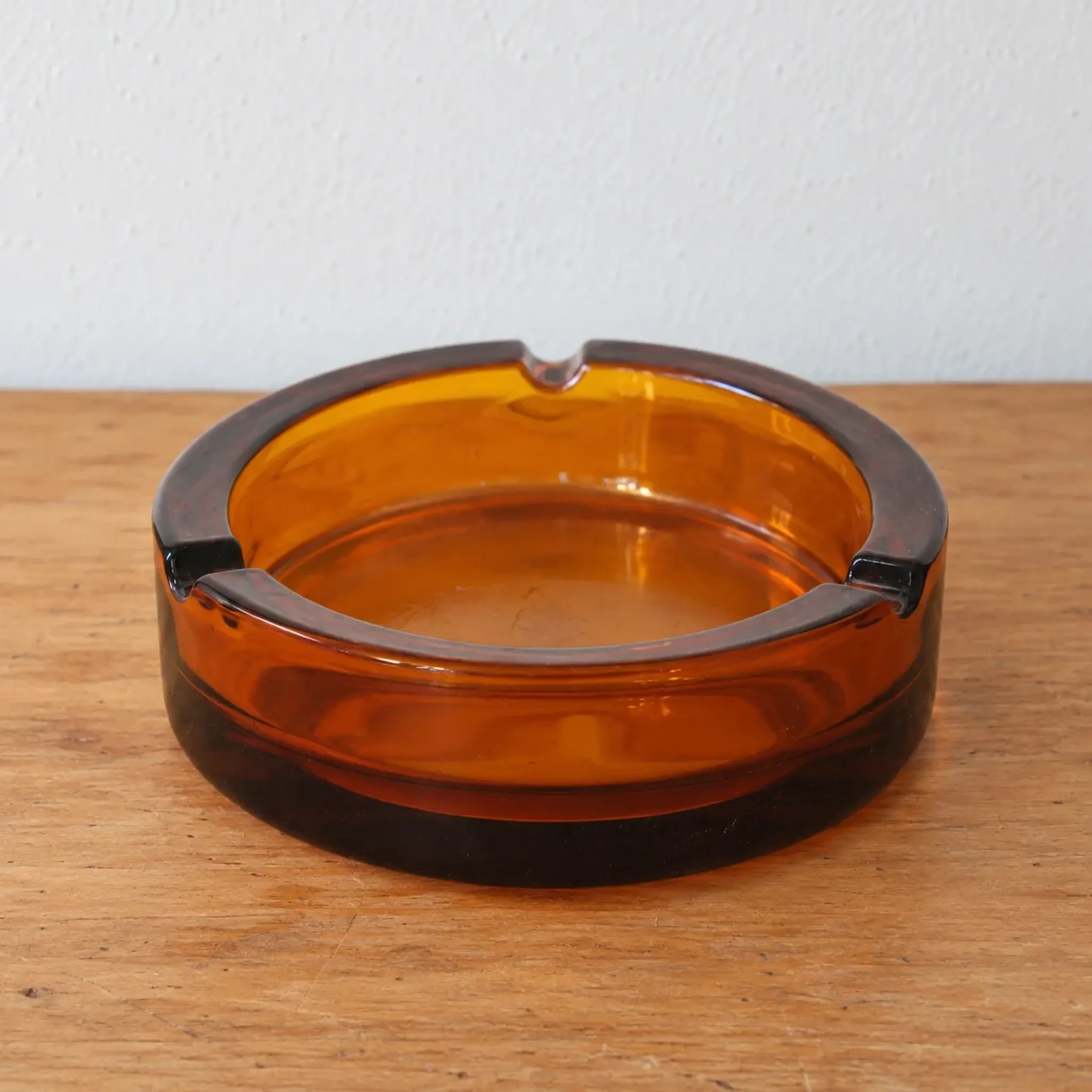 Vintage Italian round ashtray in thick amber glass – Ø 15 cm