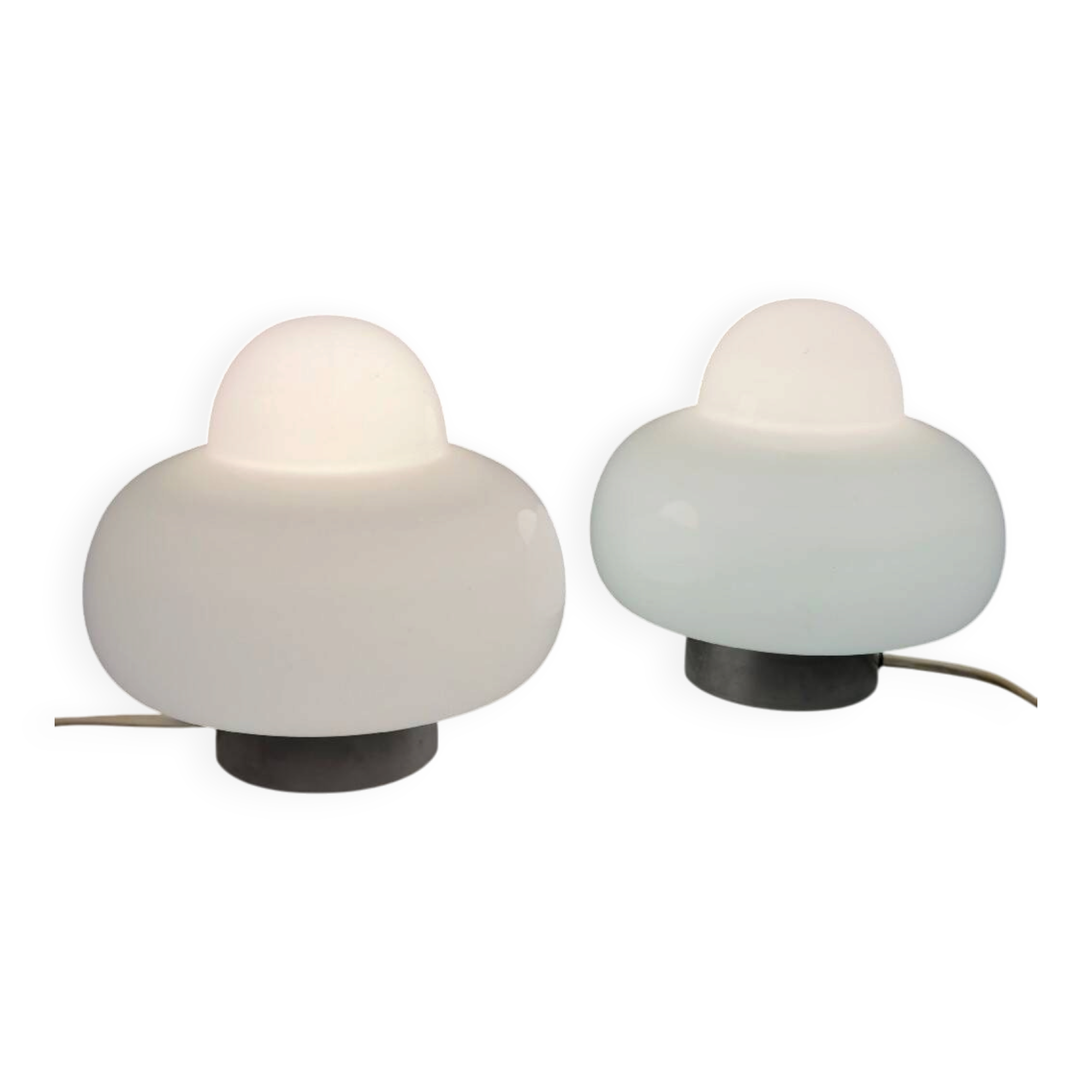 Pair of space age UFO table lamps in white Murano glass, modernist 1970s.
