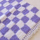 Tapis à damiers violets et blancs