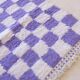 Tapis à damiers violets et blancs