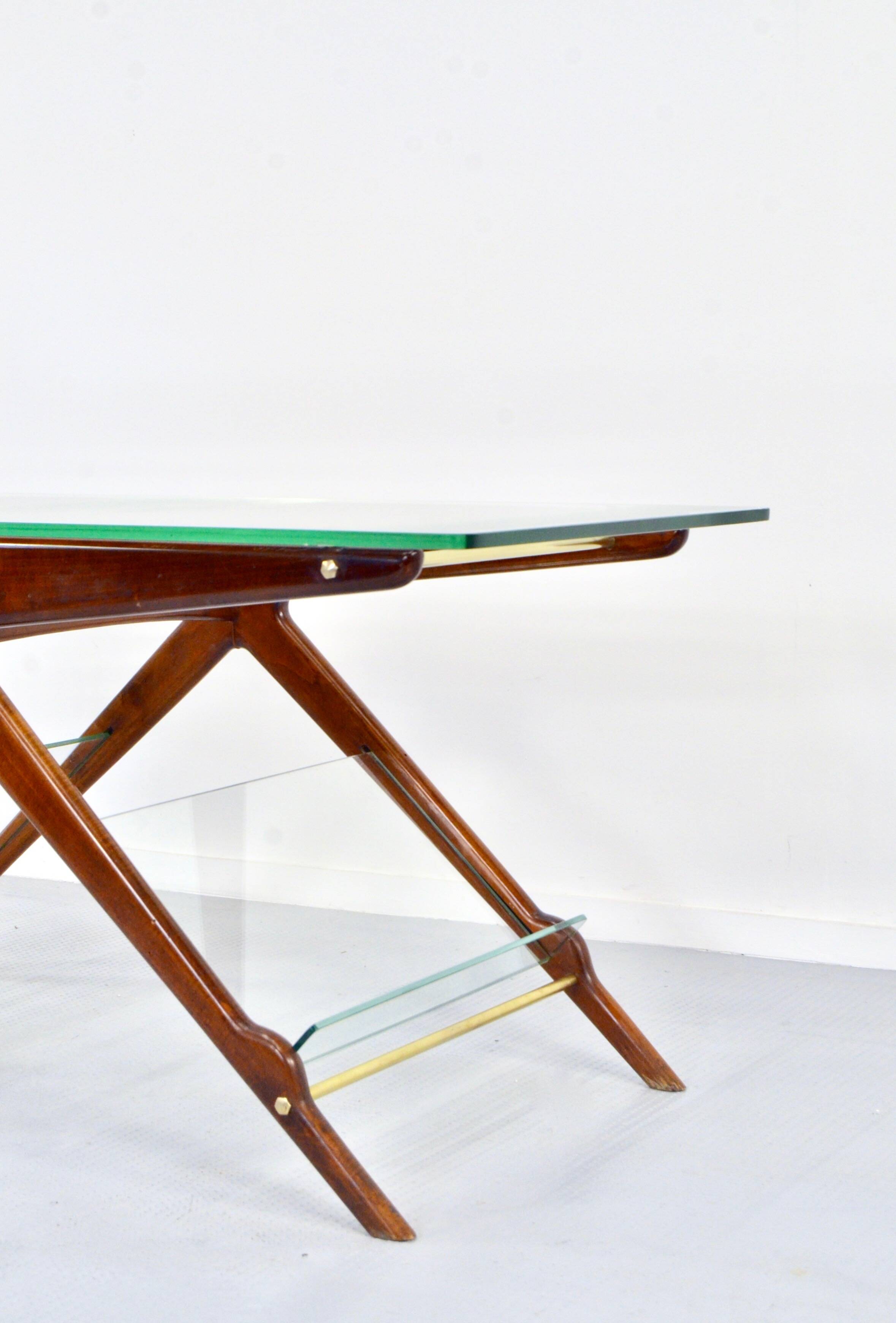 Table basse italienne en acajou, laiton et verre