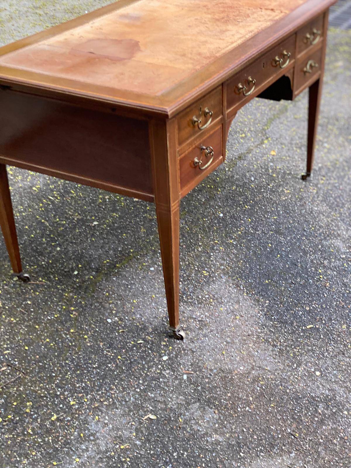 Bureau Louis XVI en bois  et cuir du 19ème