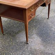 Louis XVI desk in wood and leather from the 19th century
